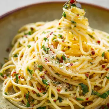 SPAGHETTI WITH GARLIC AND OLIVE OIL