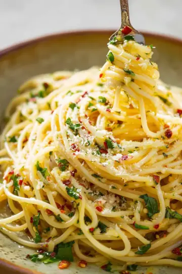 SPAGHETTI WITH GARLIC AND OLIVE OIL